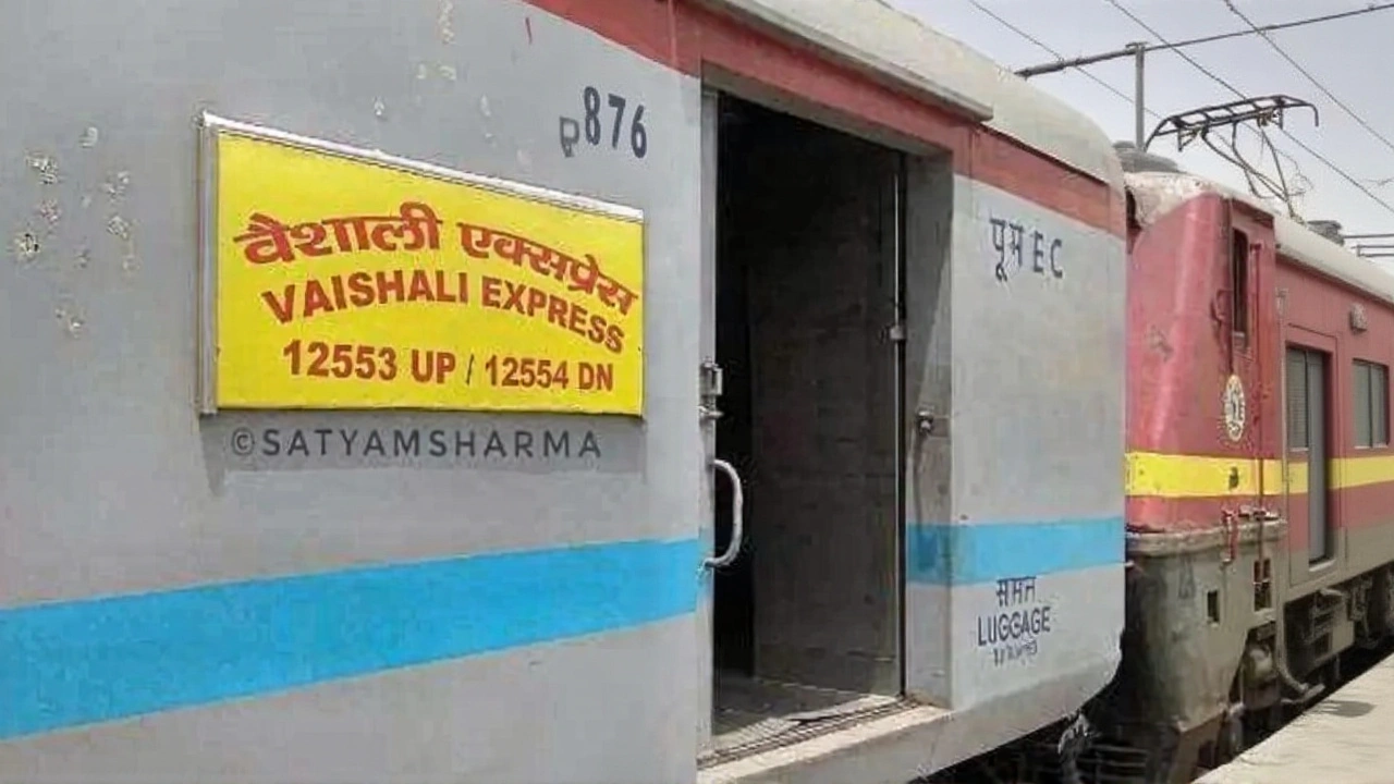 वैशाली एक्सप्रेस का सुपरफ़ास्ट दर्जा हटाया, किराए में 75 रुपए तक की छूट
